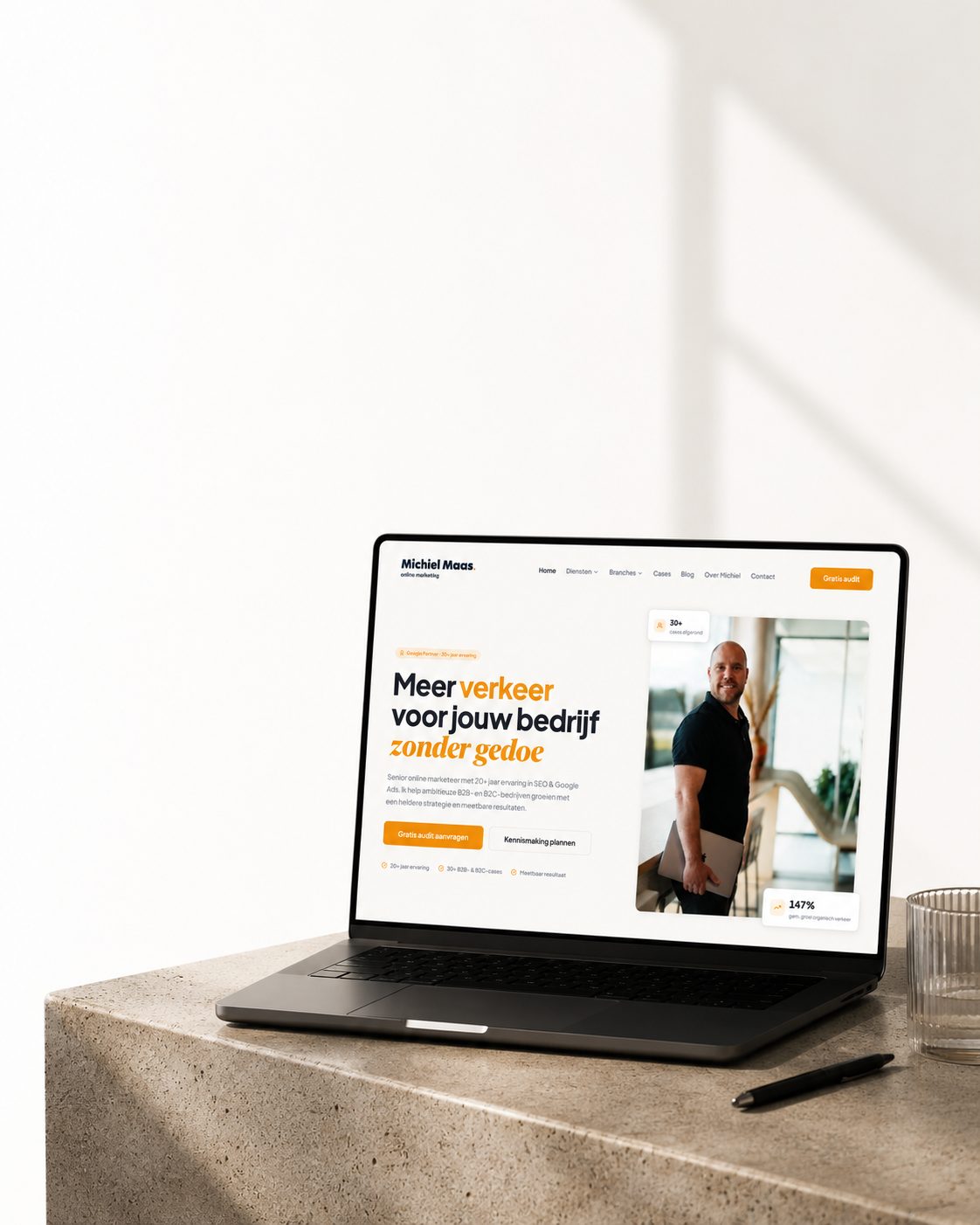 Klikstroom website weergegeven op een laptop, in warm Nederlands ochtendlicht op een betonnen rand.